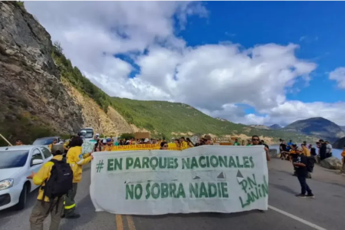 En plena emergencia ígnea, el Gobierno planea reducir 400 puestos en Parques Nacionales y genera alarma entre brigadistas