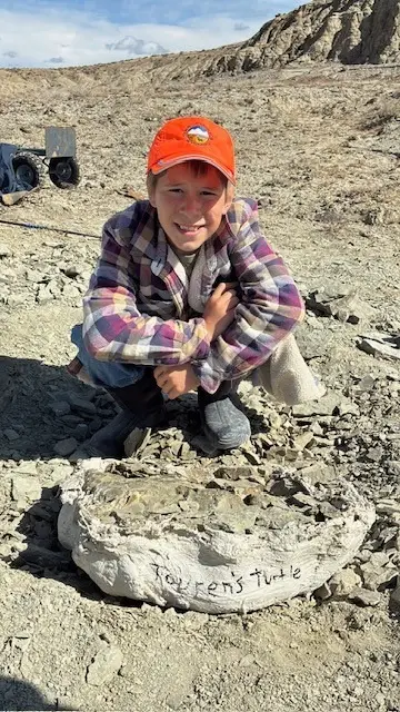 Um menino de 11 anos encontrou um fóssil de tartaruga do Eoceno em Wyoming. Foto: Red Uno. 