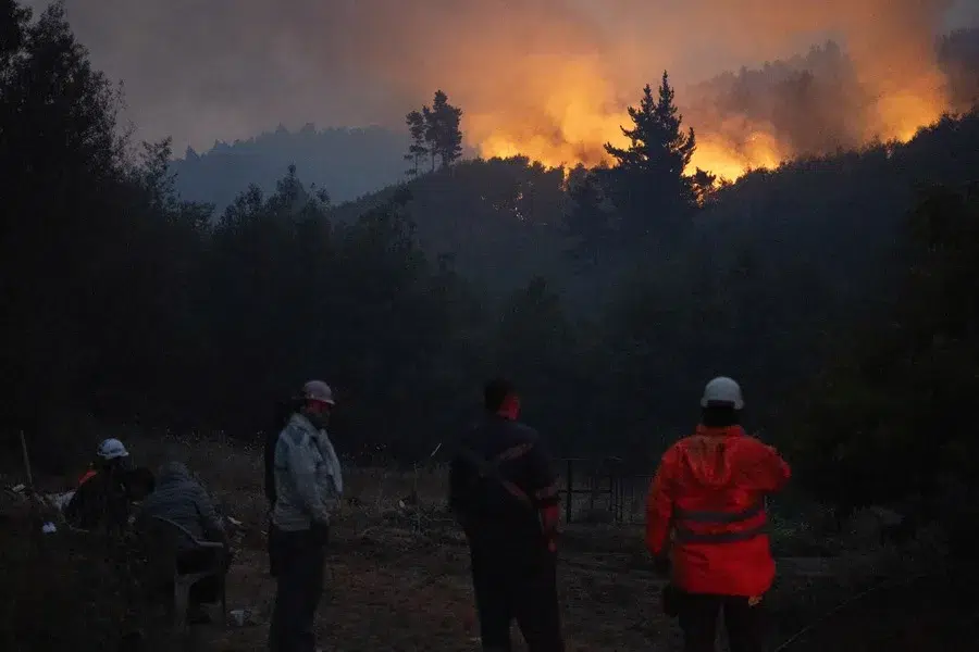 Der Fortschritt des Feuers in Biobío übersteigt die Löschkapazität. Foto: EFE.