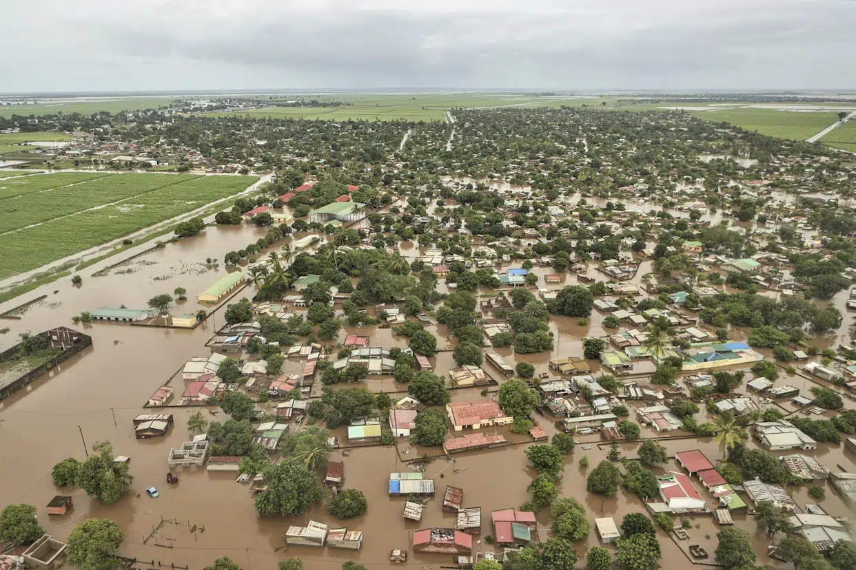 Mozambique underwater: floods leave hundreds dead and nearly 400,000 displaced in an unprecedented crisis