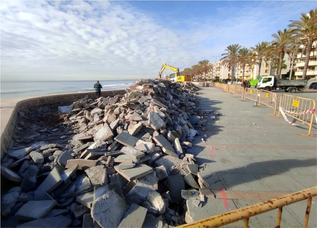 The municipalities in Spain that are removing concrete to give space back to the sea and protect their beaches