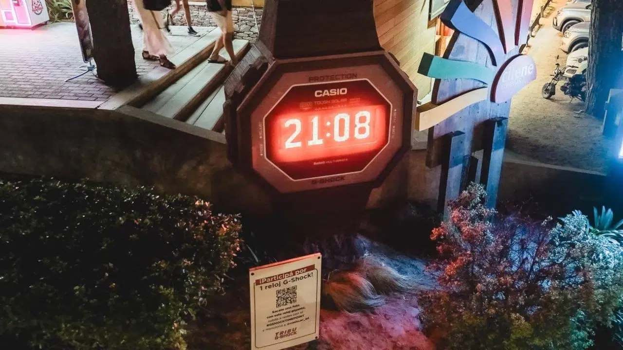 Pinamar beautifies its streets by unveiling urban clocks made from recycled plastic bottles