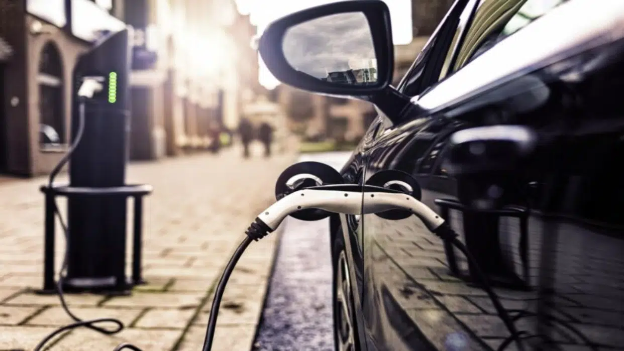 Canada shifts its climate strategy: farewell to the electric vehicle mandate by 2035