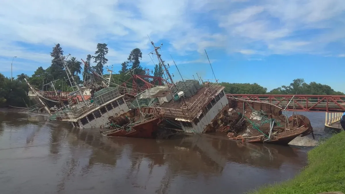 Three abandoned ships in Uruguay continue to pollute the Las Vacas stream in Carmelo despite the 2019 removal decree