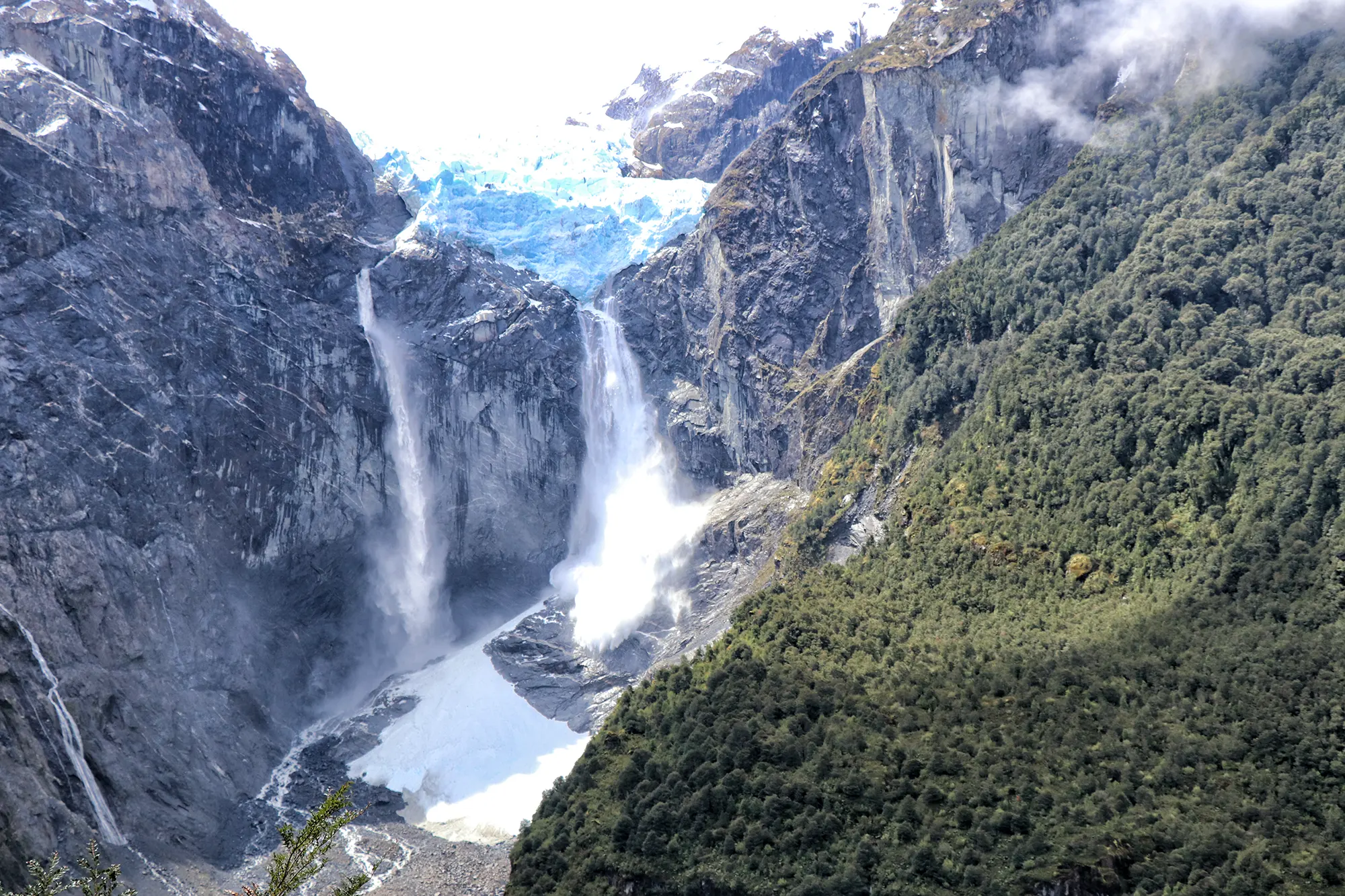 The enigma of the hanging glaciers of Chilean Patagonia: rivers of ice that defy gravity