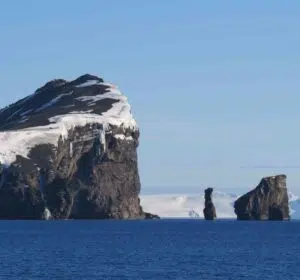 La présence de microplastiques sur l'île Déception témoigne de l'ampleur mondiale de la pollution en Antarctique. Photo : Observatoire Argentin de Surveillance Volcanique.