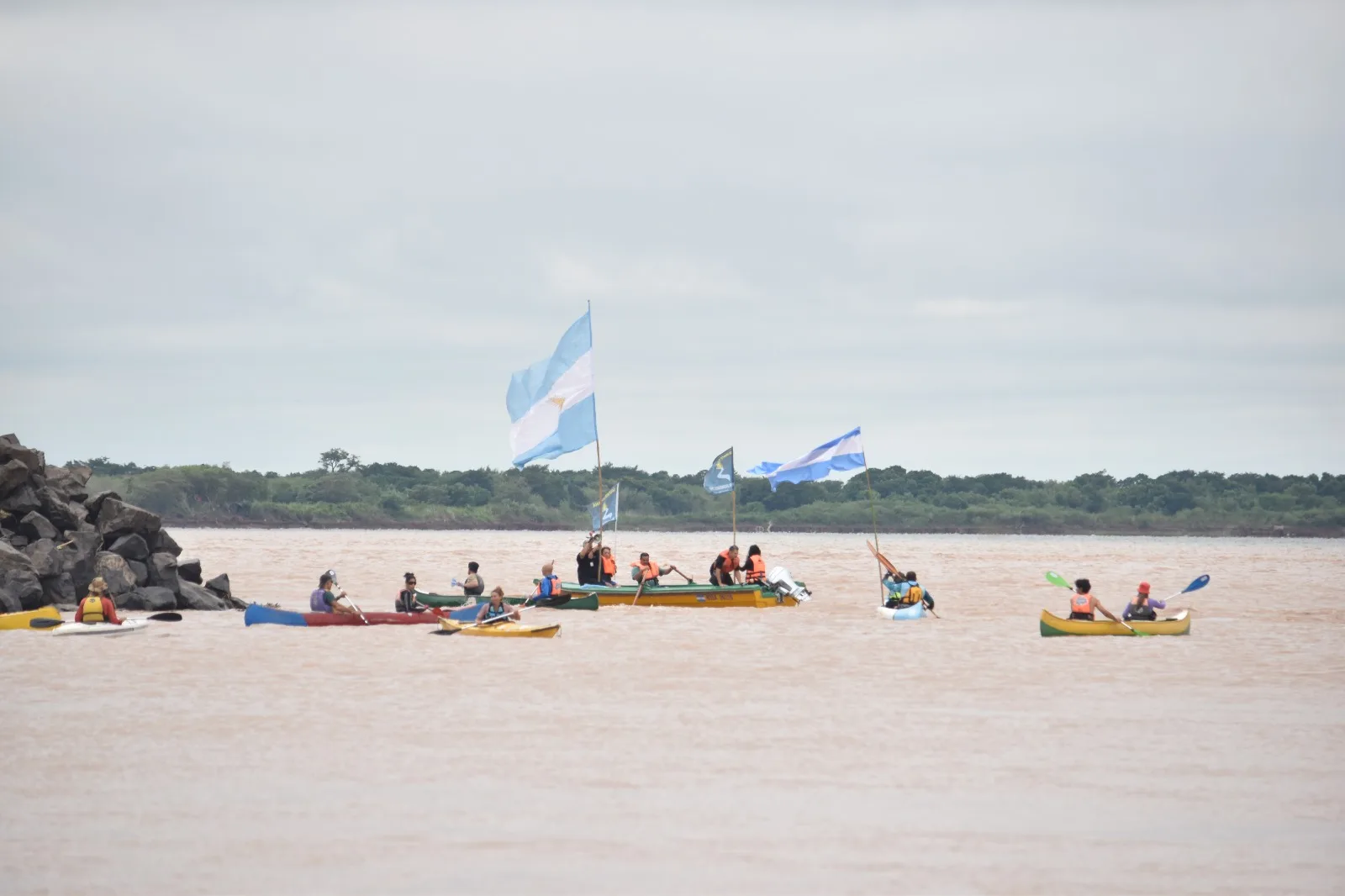 Remada ambiental pelo Paraná: organizações ambientais percorrem 800 km para defender o rio e seus pântanos. Foto: El Ciudadano.