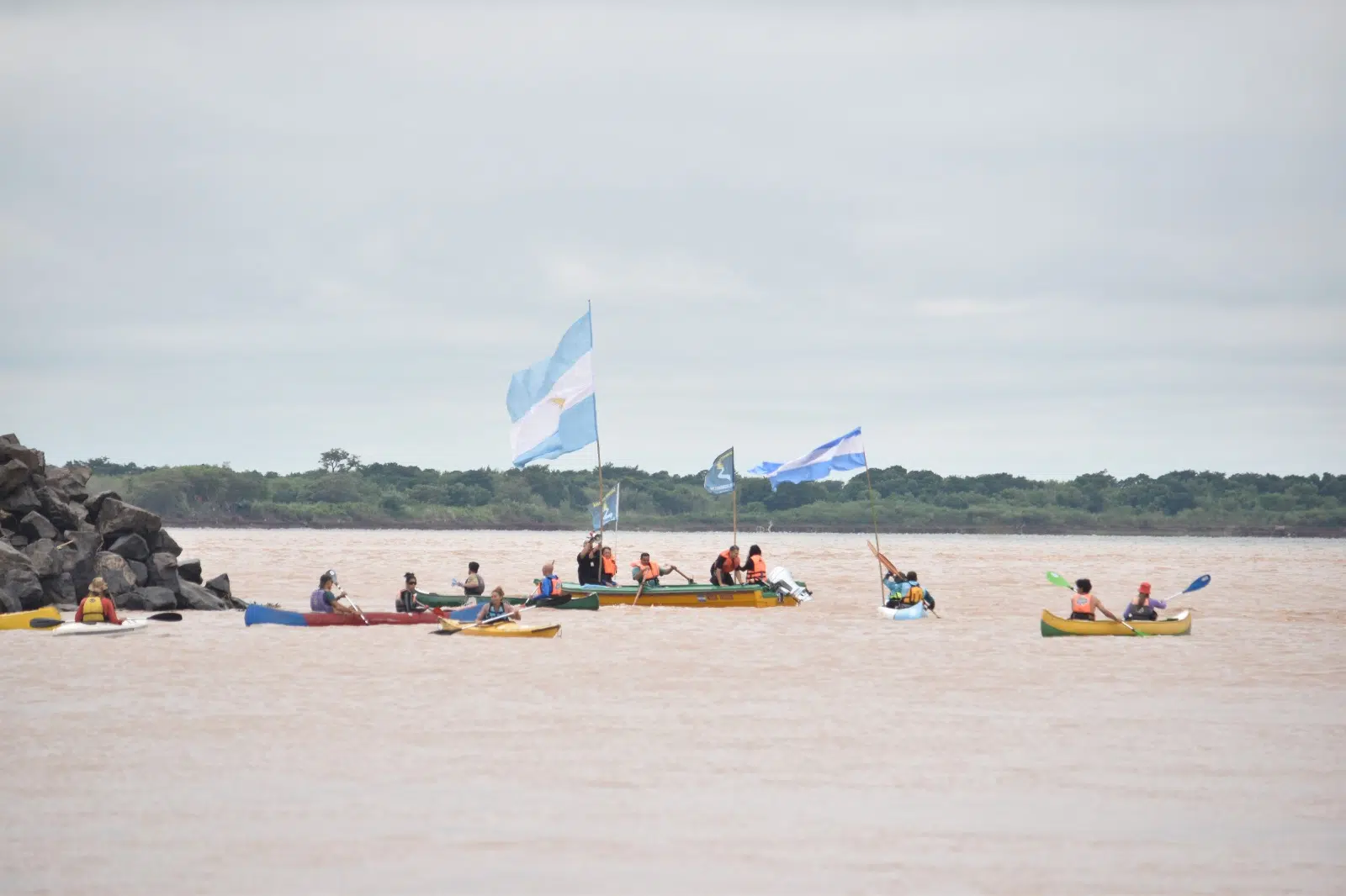 Environmental rowing in defense of the Paraná River: organizations warn about the impact of deep dredging on the ecosystem