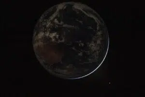 Artemis II erfasst noch nie gesehene Bilder der Erde, die die Zerbrechlichkeit des Planeten enthüllen: Nordlichter als Protagonisten. Foto: NASA.
