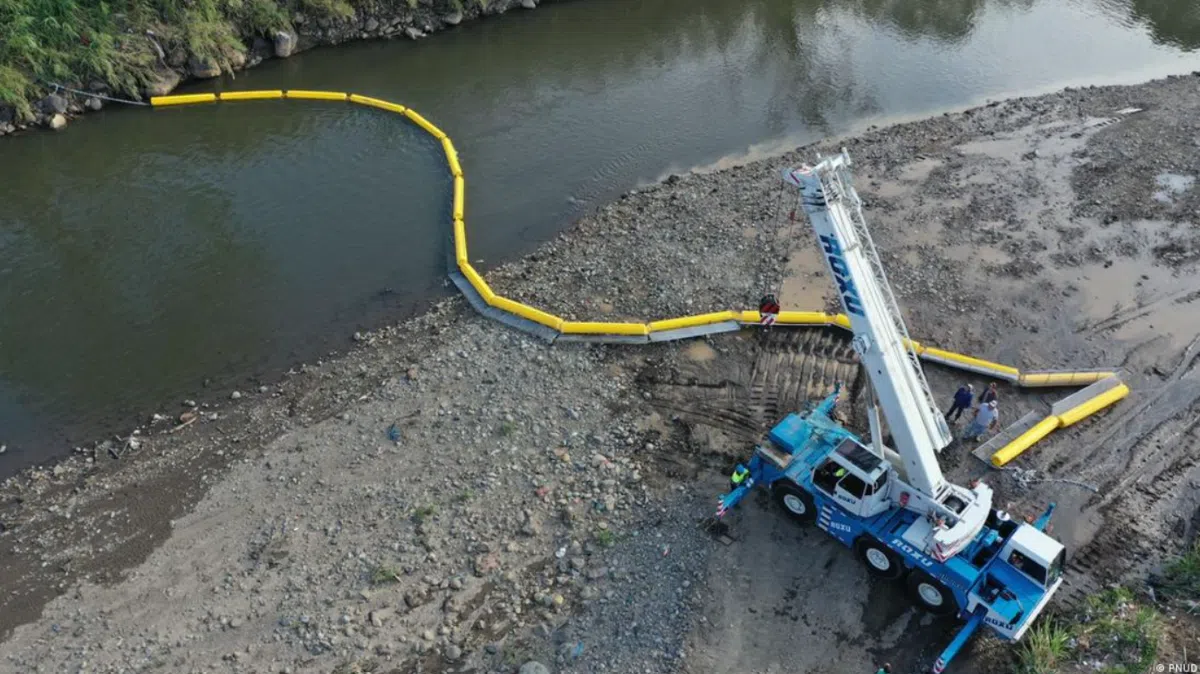 Floating barriers and urban recycling: the strategy aiming to stop plastics before they reach the sea in Costa Rica