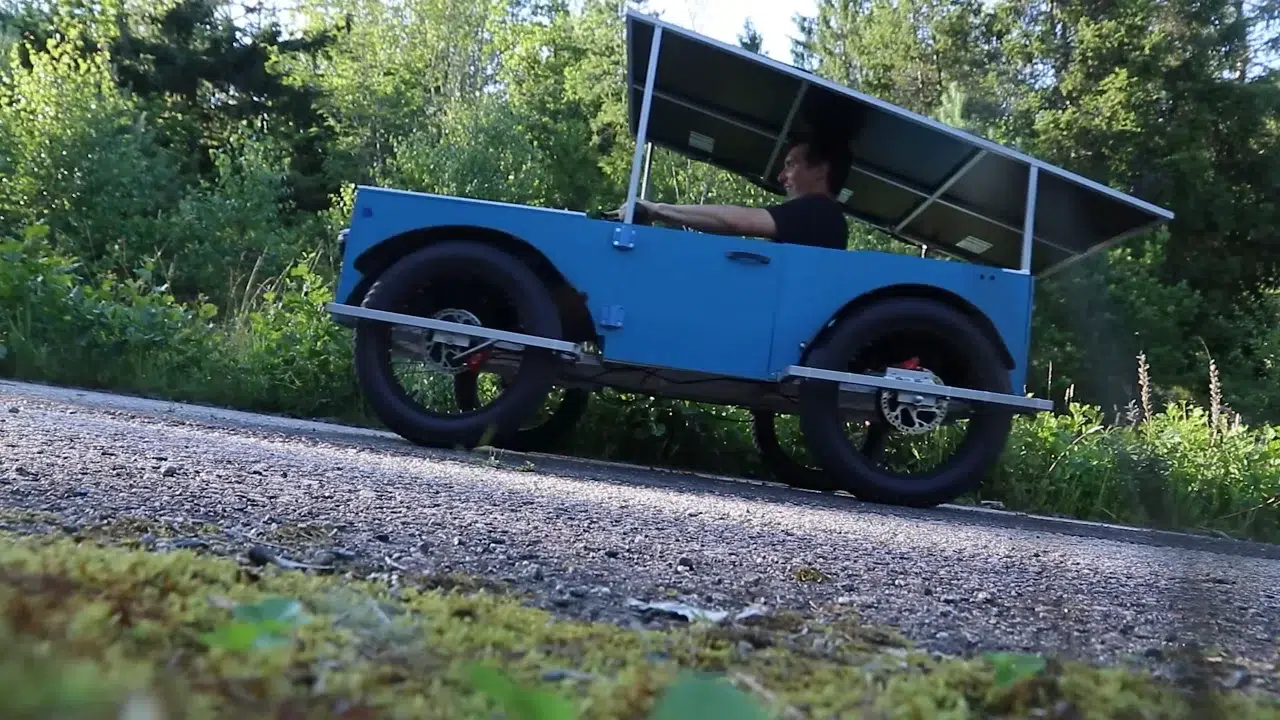 A homemade solar car reaches 48 km/h and 100 km range: Swedish innovation with electric bike parts
