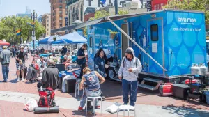 Bus recyclés et douches mobiles : l'initiative environnementale qui transforme les déchets en aide sociale aux États-Unis. Photo : TN.