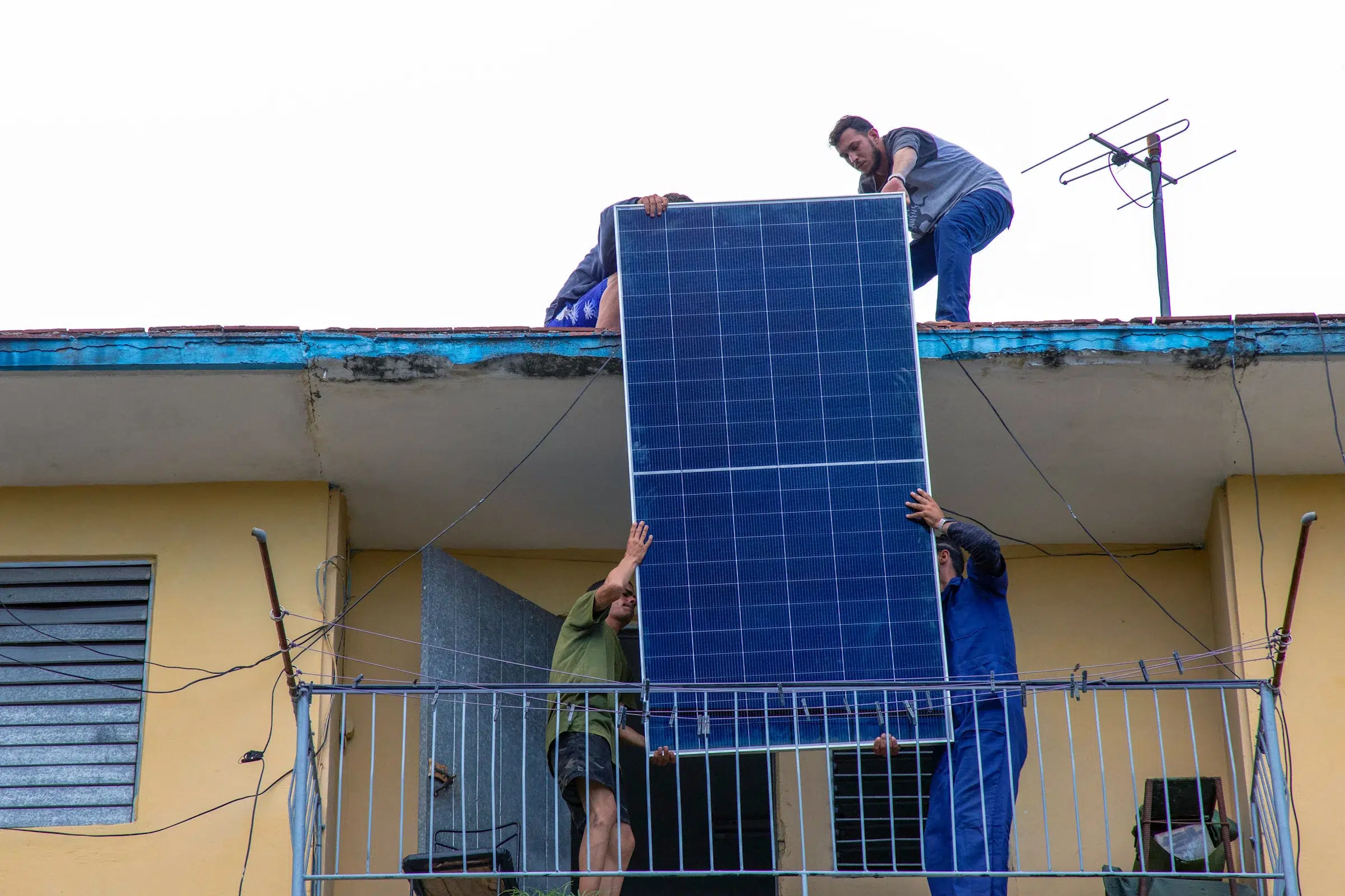 Con ayuda de China, Cuba acelera su transición solar en medio de apagones y una profunda crisis energética. Foto: Yahoo Noticias.