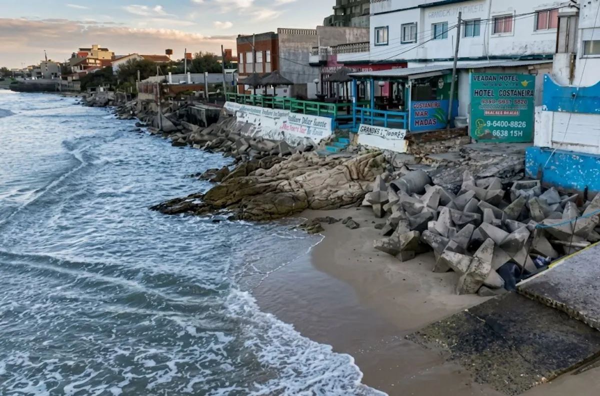 The advance of the sea in Mar del Tuyú exposes the impact of erosion and beach retreat on the Buenos Aires coast