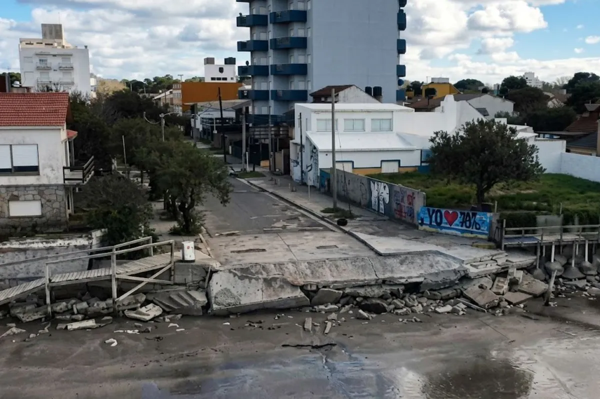 The advance of the sea in Mar del Tuyú exposes the impact of erosion and the retreat of beaches on the Buenos Aires coast. Photo: Diario Uno.