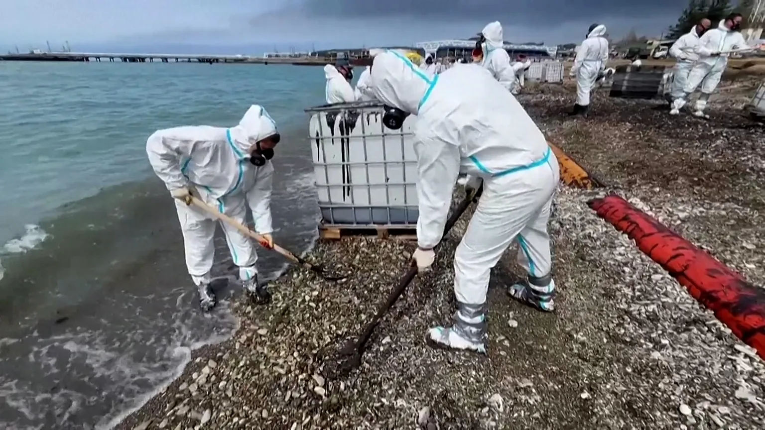 Ecological catastrophe in Russia: Ukrainian drone attacks hit refineries and pollute the Black Sea