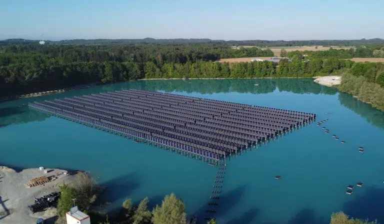 Paneles solares verticales flotantes: innovación energética en Alemania con una planta que desafía la lógica convencional
