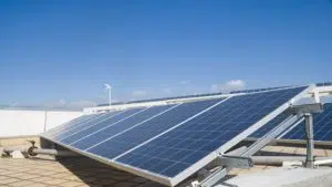 古巴通过启用首个带电池支持的太阳能公园加速其能源转型。照片：CMKX Radio Bayamo。