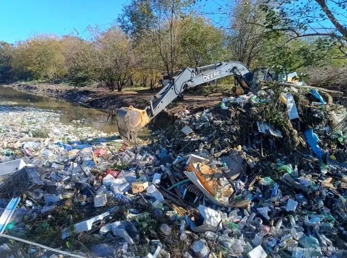 Escobar hat mehr als 200 Tonnen Abfälle aus dem Arroyo Pinazo entfernt, um Überschwemmungen im Bezirk Buenos Aires zu verhindern. Foto: Zona Norte Hoy.