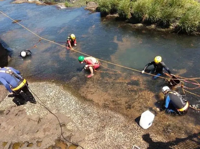 Limpieza en las Cataratas del Iguazú: hallaron 400 kilos de monedas, producto de los residuos turísticos. Foto: LM Neuquén.