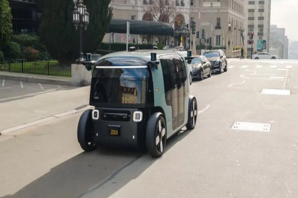 Expanding Robotaxis: Autonomous Mobility Advances with Environmental Challenges and Promises in the United States