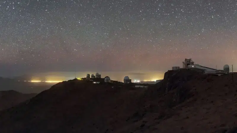 Escuridão em risco: o deserto do Atacama enfrenta o avanço da poluição luminosa e seus impactos ambientais. Foto: BBC.
