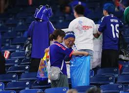 The Japanese example of collective cleaning at the 2026 World Cup promotes an environmental culture that transcends the stands. Photo: Yahoo Noticias.