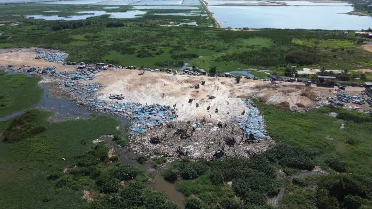 Moda rápida, un modelo fuera de control: residuos textiles contaminan humedales protegidos en África