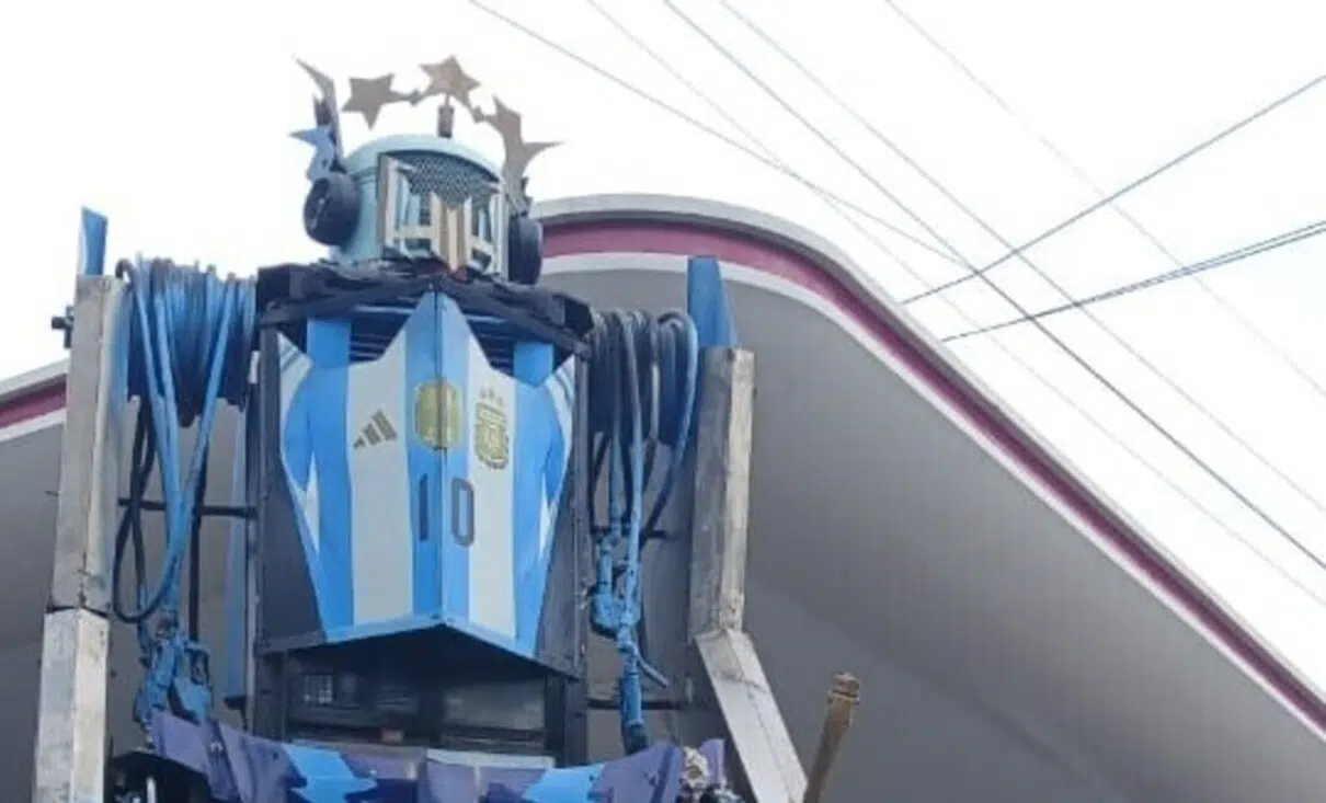 An artist who transforms recycled materials into monumental sculptures was recognized by a municipality in the province of Buenos Aires