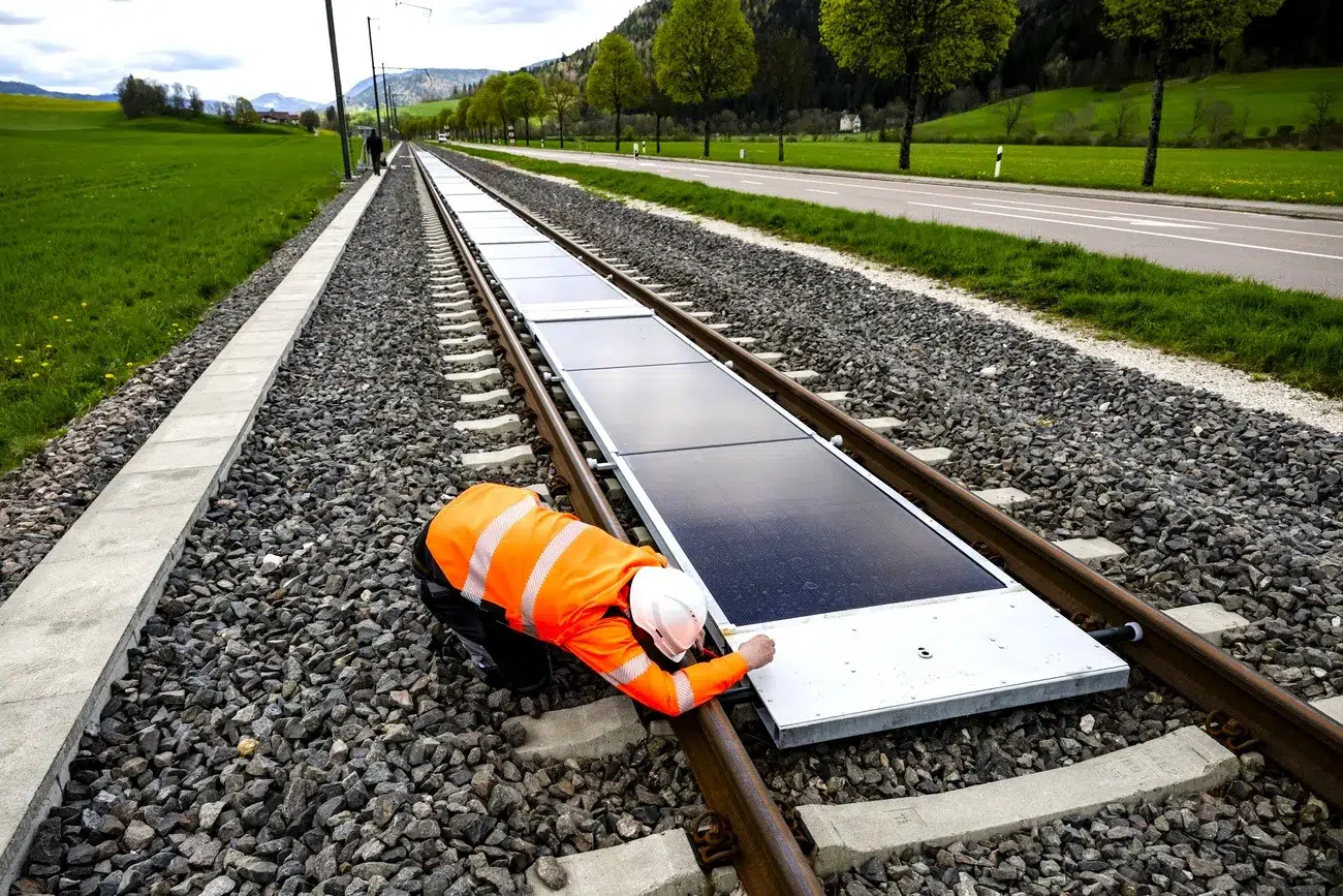Sustainable mobility: Italy to test solar panels on railways following the success of a Swiss project