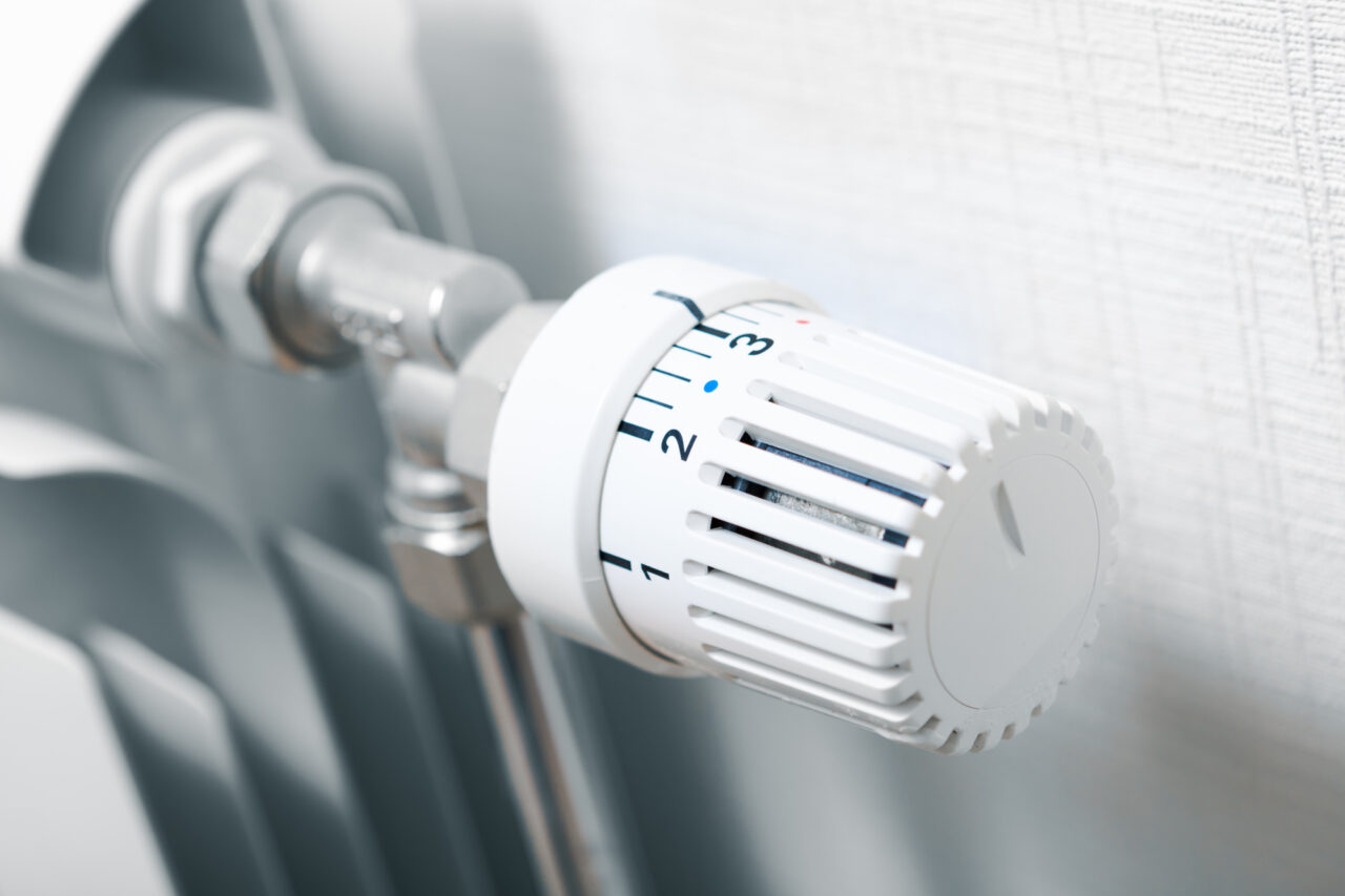 Wer die Heizung im Winter aufdreht, zahlt etwas mehr Stromkosten. Aber auch im Winter arbeitet die Wärmepumpe noch sehr effizient und günstig Bild: Heizen mit Wärmepumpe im Winter