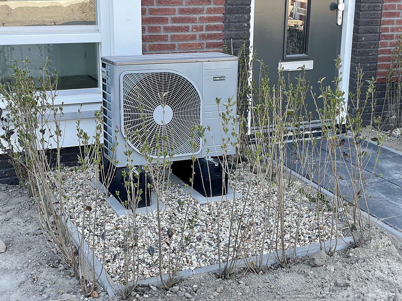 Bild: Eine Wärmepumpe vor einem Haus