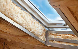 Neue Dachfenster speichern die Wärme im Winter besser und halten im Sommer die Hitze draußen Bild: Saniertes Dachfenster