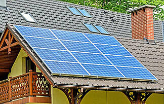 Die PV-Anlage sollte nicht zu groß sein, wenn sie sich rentieren soll Bild: PV-Anlage auf Hausdach