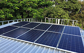 Auch auf einem Flachdach können PV-Anlagen installiert werden Bild: Flachdach PV-Anlage