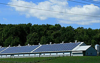 Gewinne aus Großanlagen müssen versteuert werden und sind etwas für Unternehmer Bild: PV-Großanlage auf Scheunendach