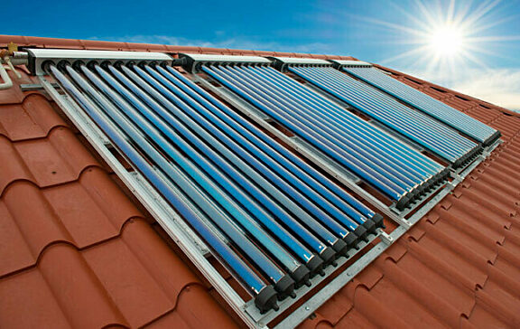 Mit einer Solarthermie-Anlage lassen sich Kosten für Warmwasser und Heizung sparen Bild: Solaranlage Solarthermie