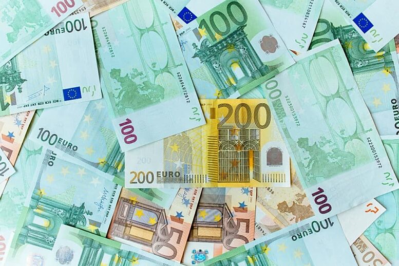 Fördermittel: Ein Haufen an Geldscheinen Ein Haufen an Geldscheinen