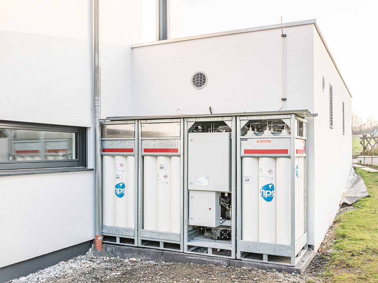 Der Wasserstoffspeicher von HPS steht außerhalb des Hauses Bild: HPS Außenspeicher im Außenbereich