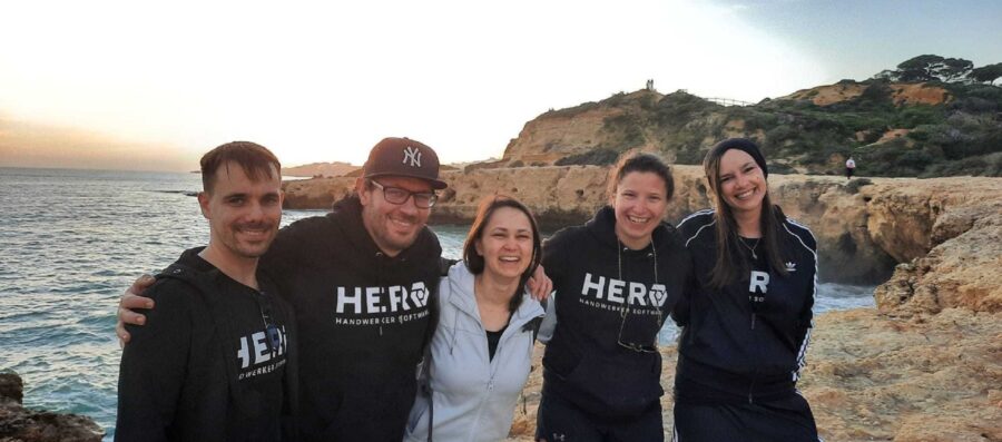 Bild: Abendlicher Strand in Portugal und Hero Mitarbeiter