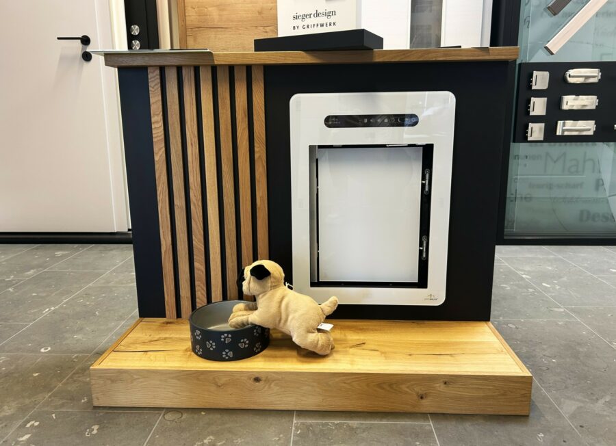 Das ist modernes Schreinerhandwerk für Hunde! Bild: Moderne Hundeklappe der Menuiserie Fellens
