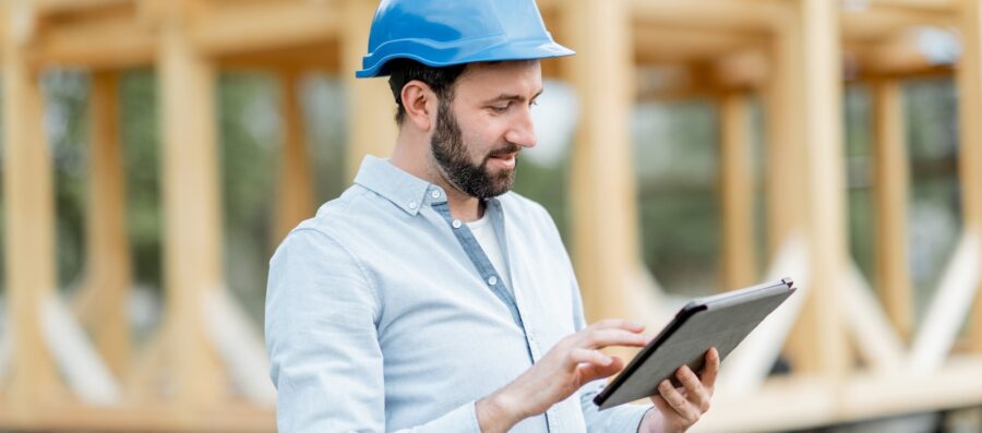 Bild: Ein Elektriker arbeitet im Handwerk mit einem Tablet