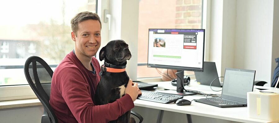 Bild: Bürohund Milo bei der Arbeit