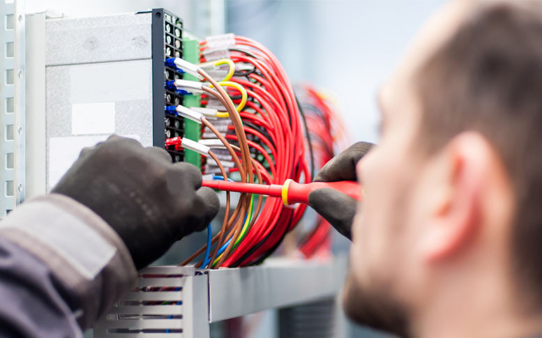 2022 wird der gelbe Schein endlich digitalisiert Bild: Handwerker Gesetze 2022