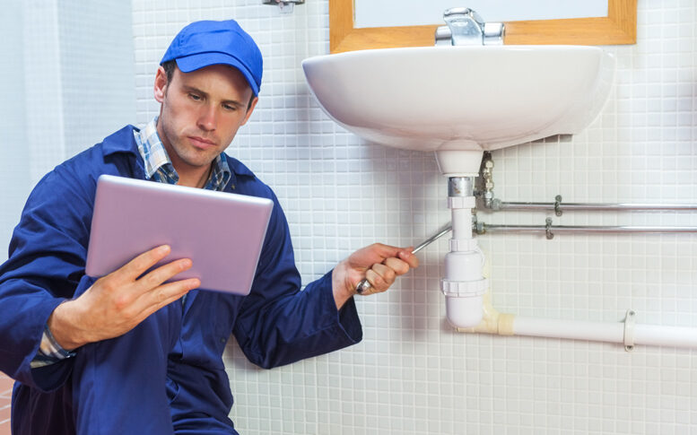 Digitalisierung im Handwerk mit Handwerkersoftware Bild: SHK-Monteur mit Tablet