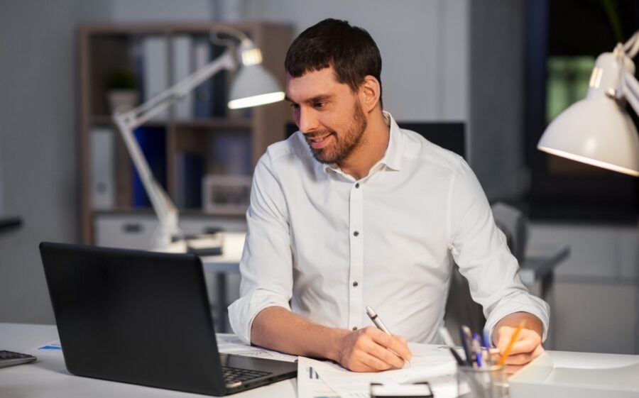 Aktuell wird auch Videokonferenztechnik, Homeofficetechnik und Telemedizintechnik gefördert Bild: Homeoffice-Arbeitsplatz