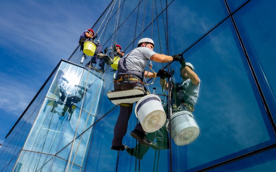 HERO befreit von ortsgebundener Büroarbeit Bild: Fensterputzer bei der Arbeit