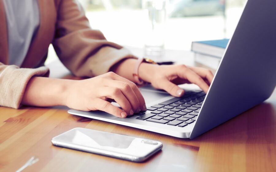 Durch die Corona Pandemie wird wieder mehr im Homeoffice gearbeitet Bild: Homeoffice-Arbeitsplatz mit Kopfhörern
