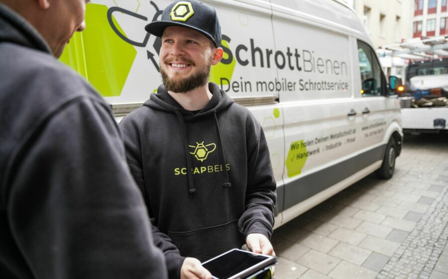 Die abgeholten und gewogenen Mengen an Altmetall werden per Tablet erfasst Bild: Digitale Metallschrott Abholung