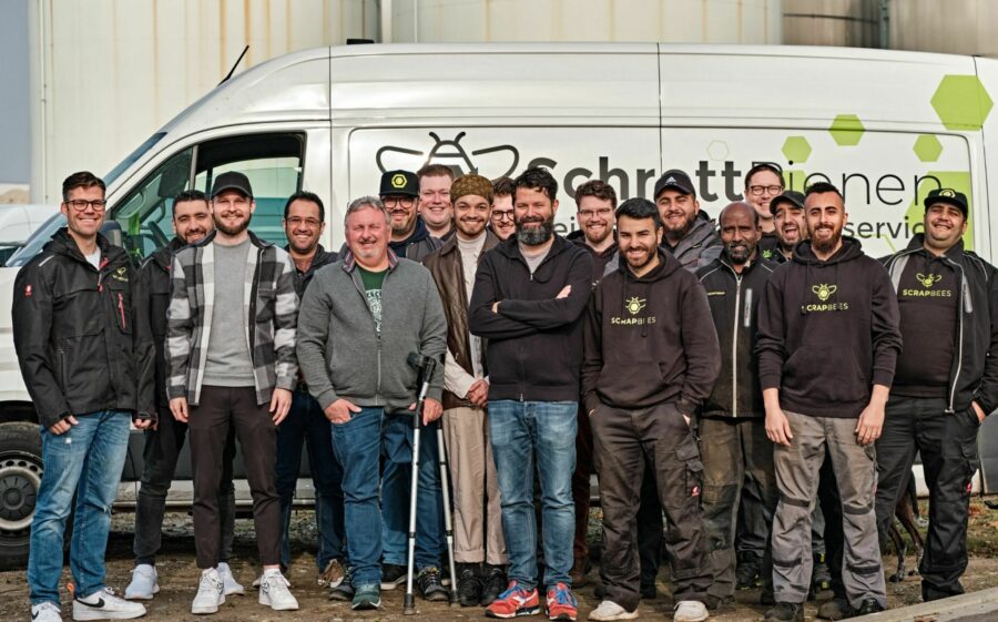 Das gesamte Team der SchrottBienen Bild: Metall Schrott wird mobil und digital abgeholt